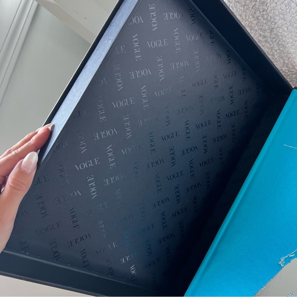 Vogue ‘The Gown’ coffee table book- limited edition! - Picture 4 of 11